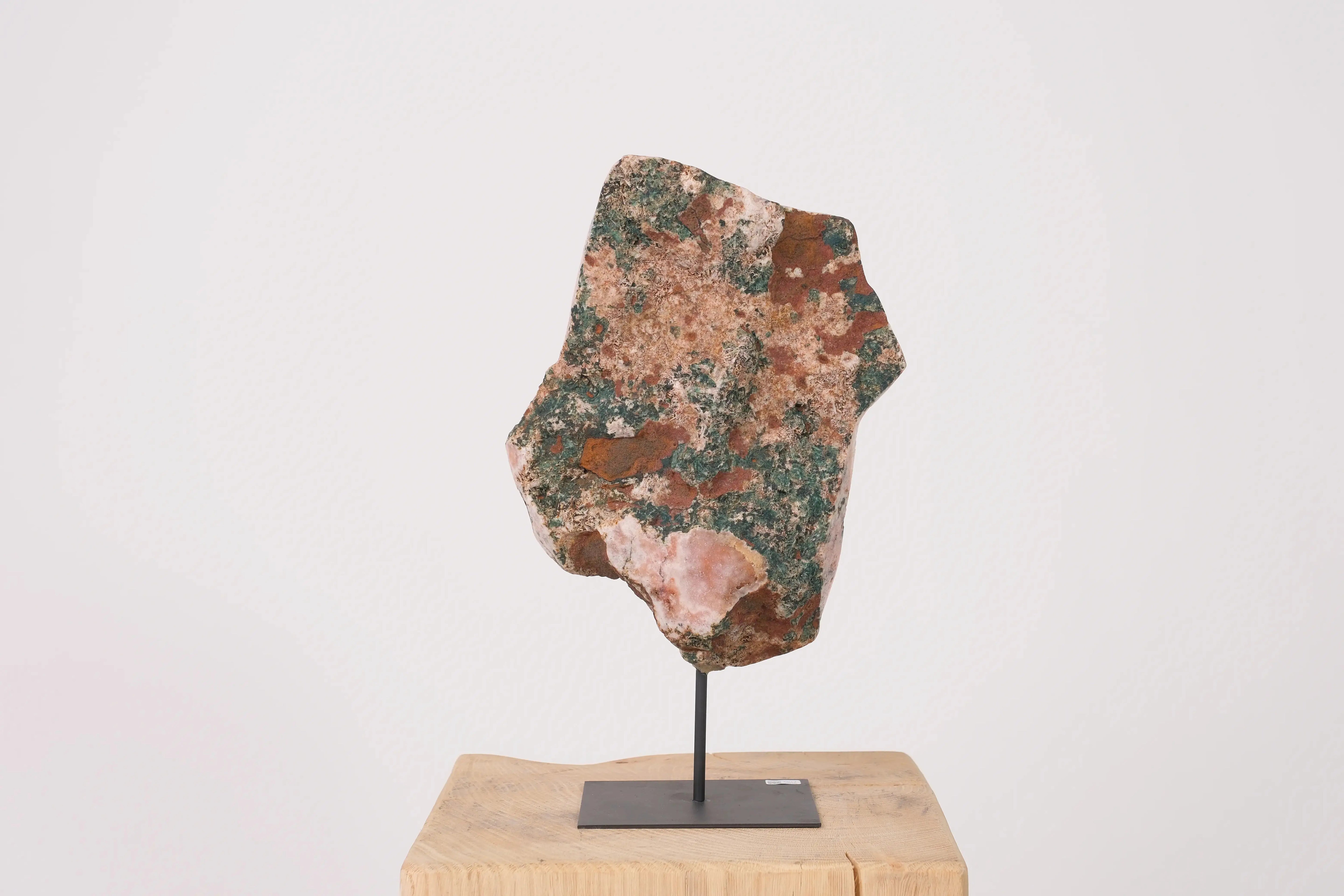 Pink Amethyst on Metal Stand Sylvia Crystals Sp. z o.o.