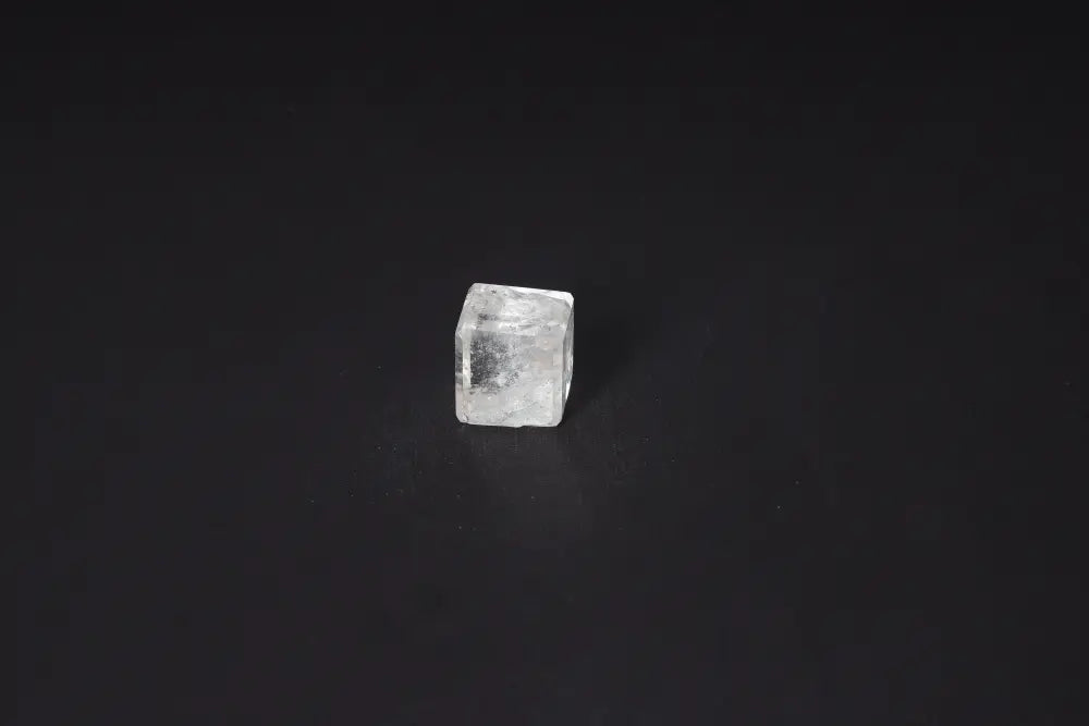 Clear Quartz Cube 2.5 cm for purification and energy harmony on a dark background.