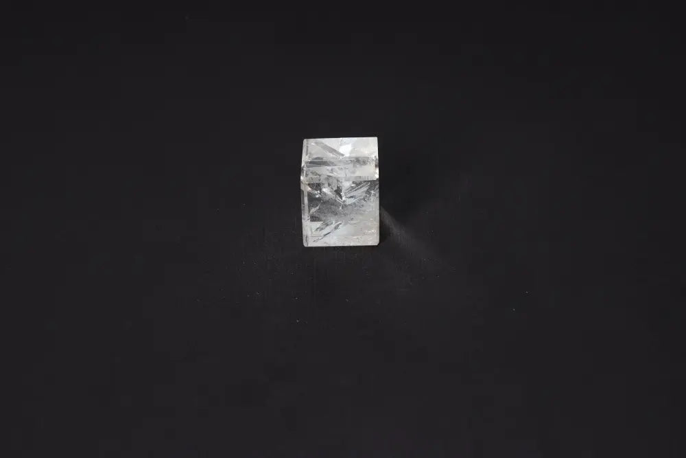 Clear Quartz Cube 3 cm on black background, a stone for purification and harmonizing energy, ideal for negative vibration neutralization.