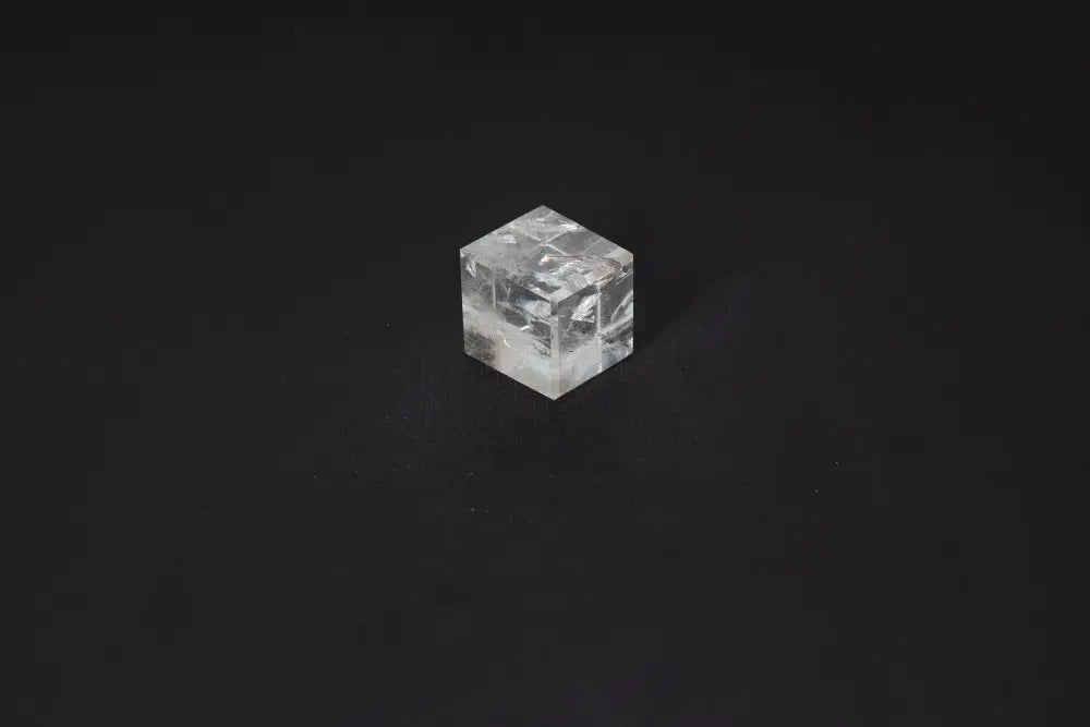 Clear Quartz Cube 3cm for purification and harmonizing energy, ideal for neutralizing negative vibrations and electromagnetic radiation.