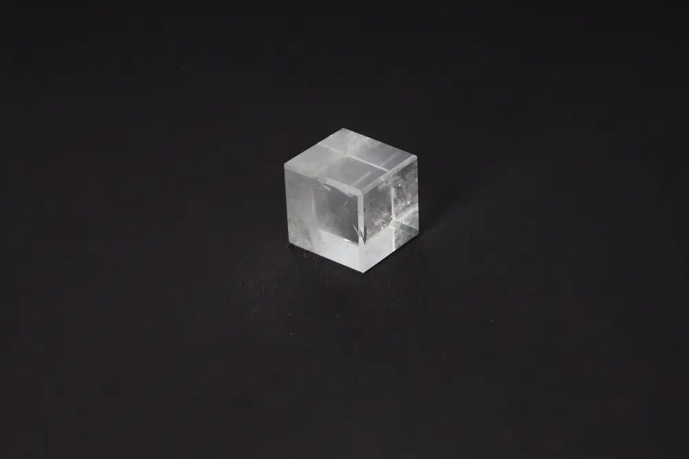 Clear Quartz Cube 4 cm for energy purification and harmonization, absorbs negative vibrations, perfect for everyday use.