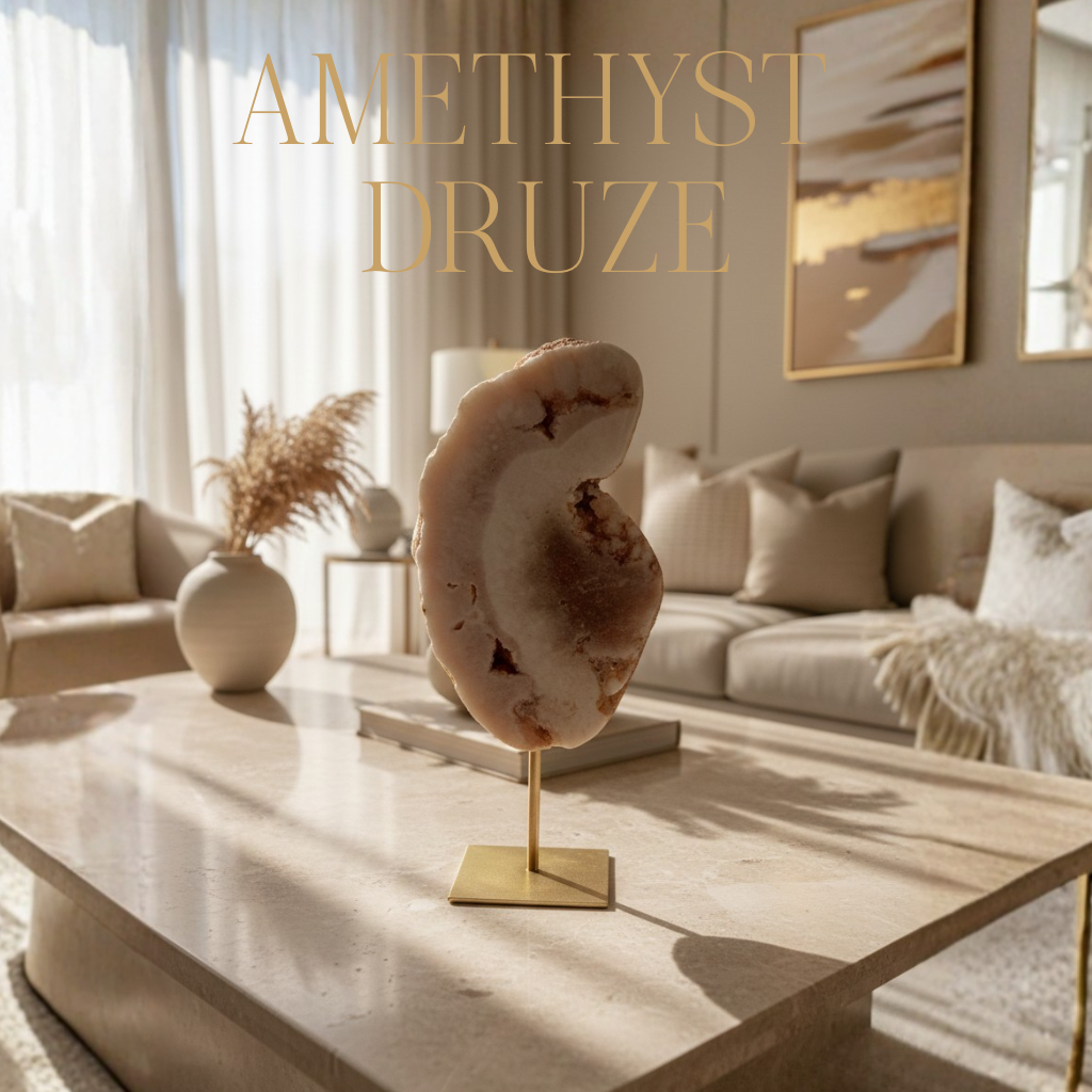 Różowy ametyst na metalowej podstawce