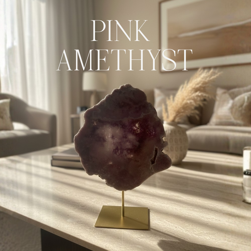 Różowy ametyst na metalowej podstawce