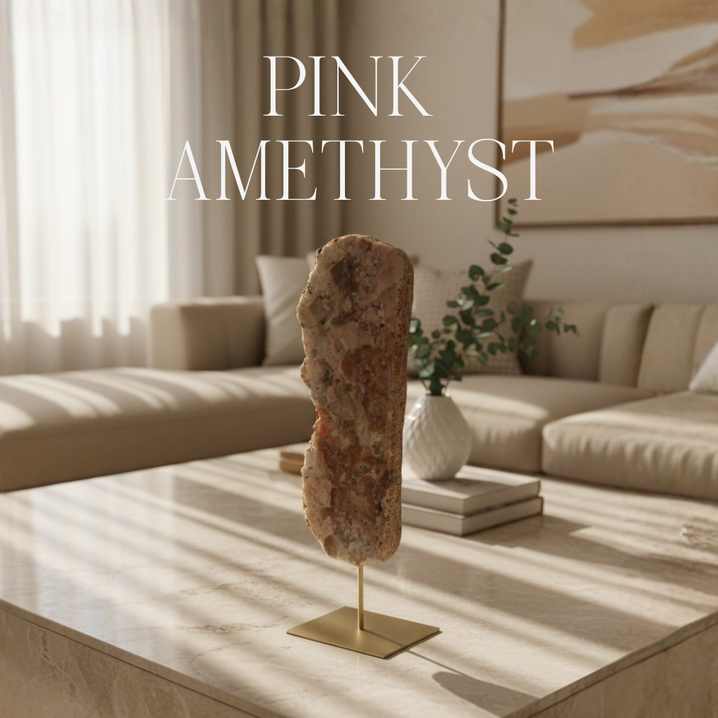 Różowy ametyst na metalowej podstawce