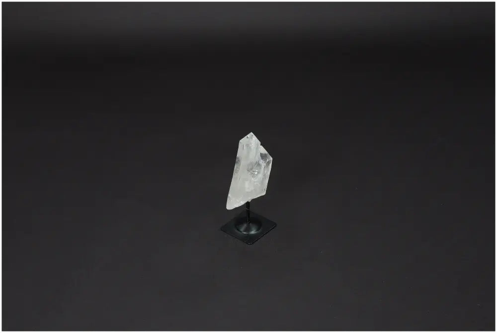 Lemurian Quartz on metal stand for purification, harmonizing energy, and neutralizing negative vibrations. Ideal for daily use.
