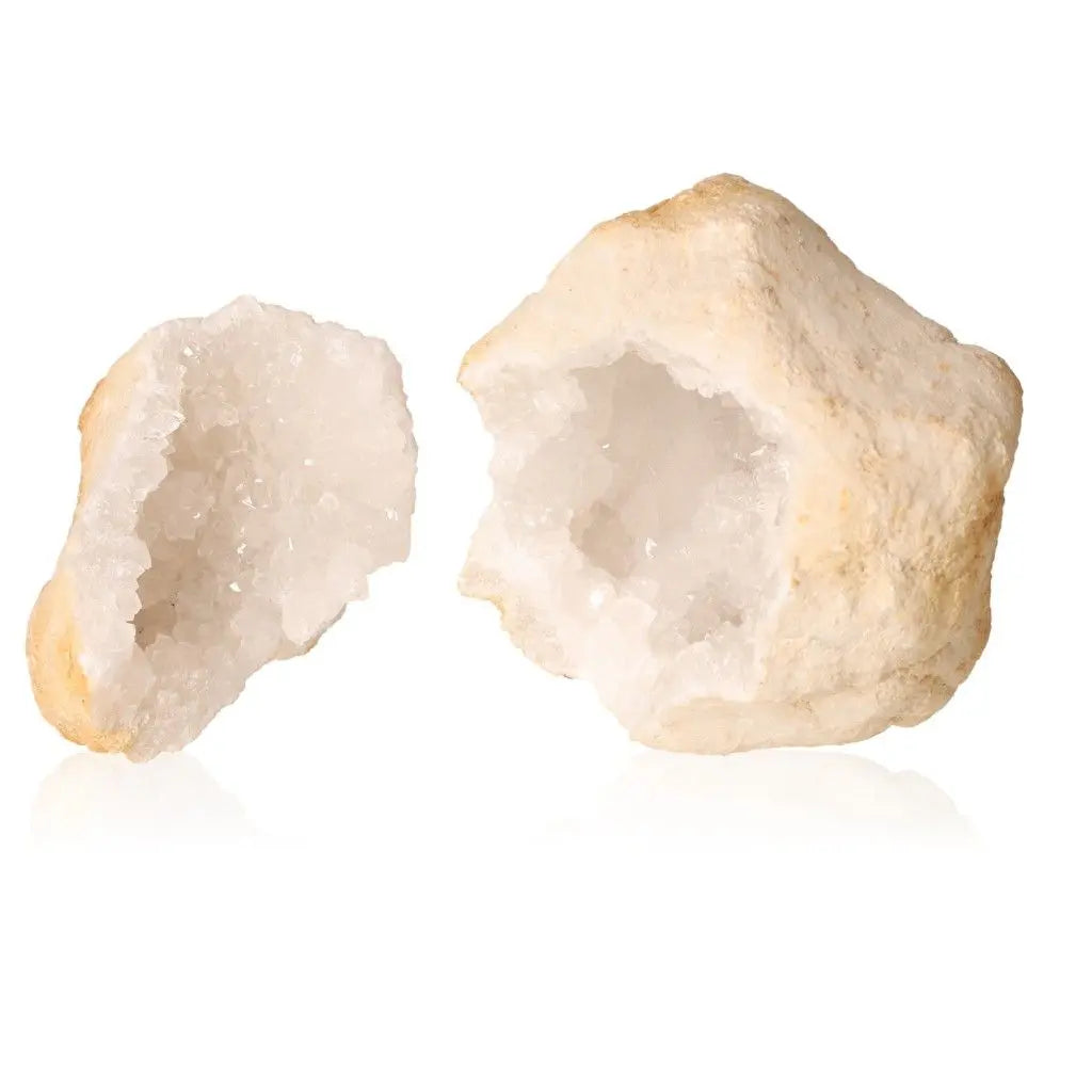 Open quartz geode showing sparkling white crystals, weighing 1200-2000g, showcasing natural beauty and spiritual energy benefits.