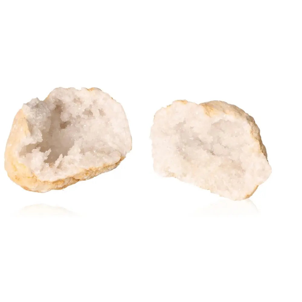 Split quartz geode revealing sparkling cloudy white crystals, weighing 1200-2000g—perfect for decor and purifying ambiance.