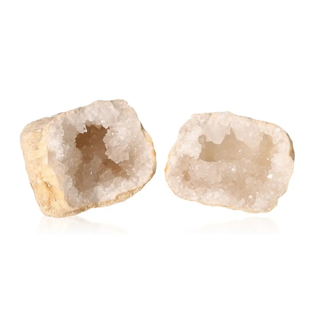 Open quartz geode showing sparkling white crystals inside, weighing 400-600g, known for purity and energy amplification.