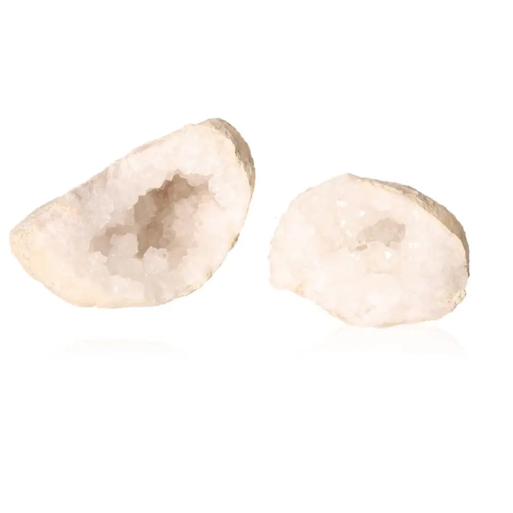 Natural quartz geode cut open to reveal sparkling white crystals inside, weighing 400-600g, showcasing rustic earthy exterior.