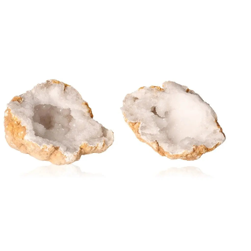 Quartz geode with earthy shell and sparkling white crystals, 700-900g. Captivating natural gemstone for tranquility and clarity.