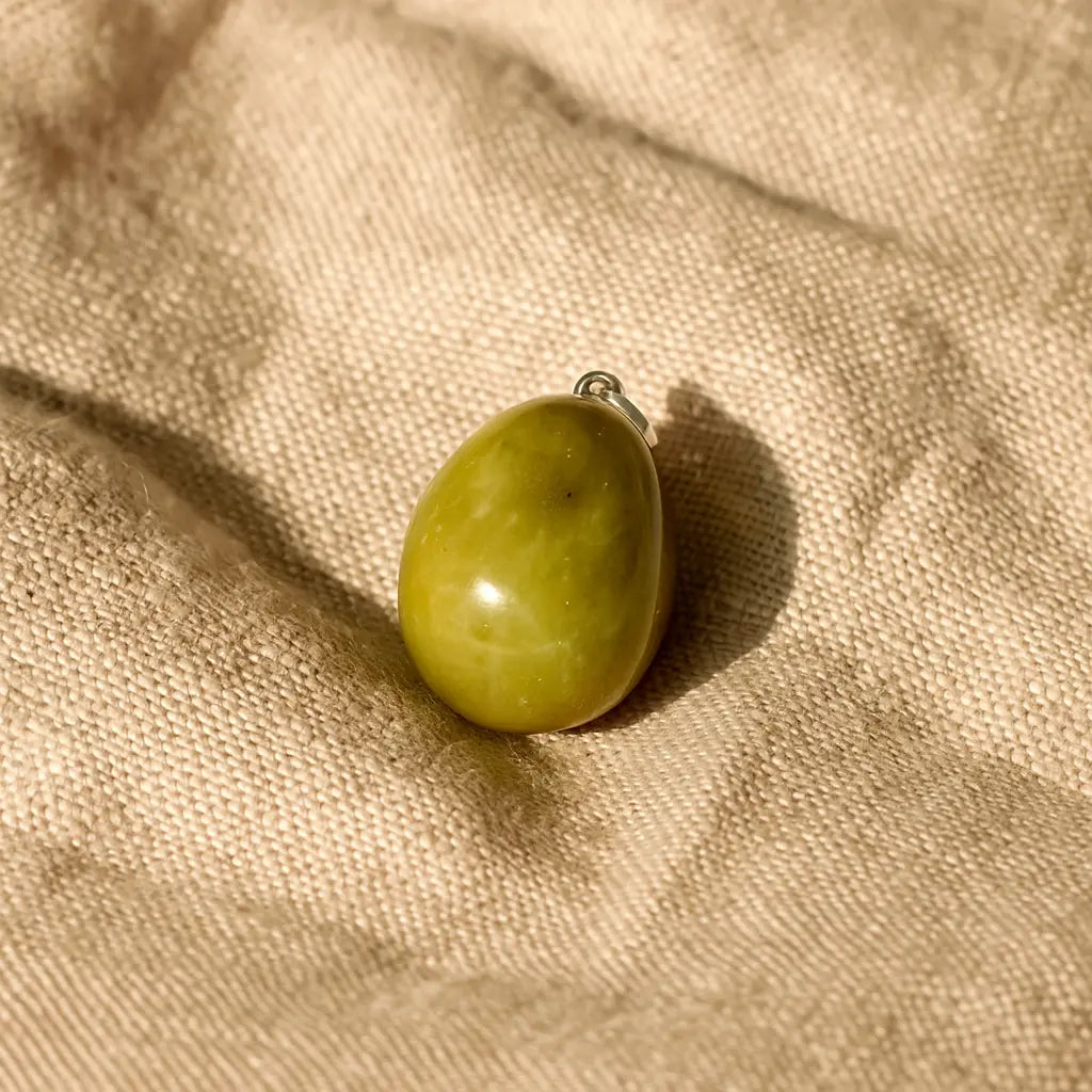 Serpentine/Lizardite Tumbled Pendant Sylvia Crystals Sp. z o.o.
