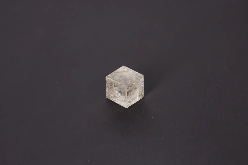 Smoky Quartz Cube 3 cm with grounding properties in rich translucent tones, perfect for stability and protection.