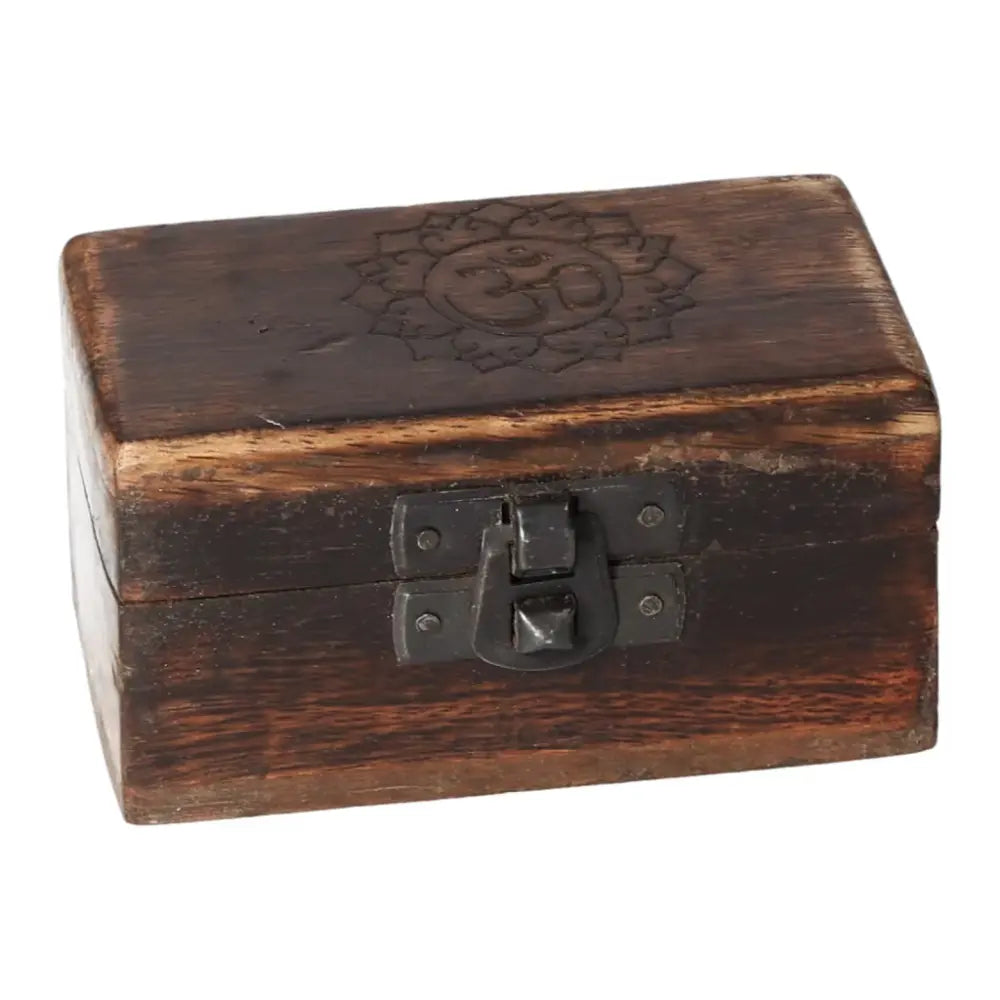 Carved wooden pill box with latch, dimensions 9x5x4cm, featuring intricate designs.