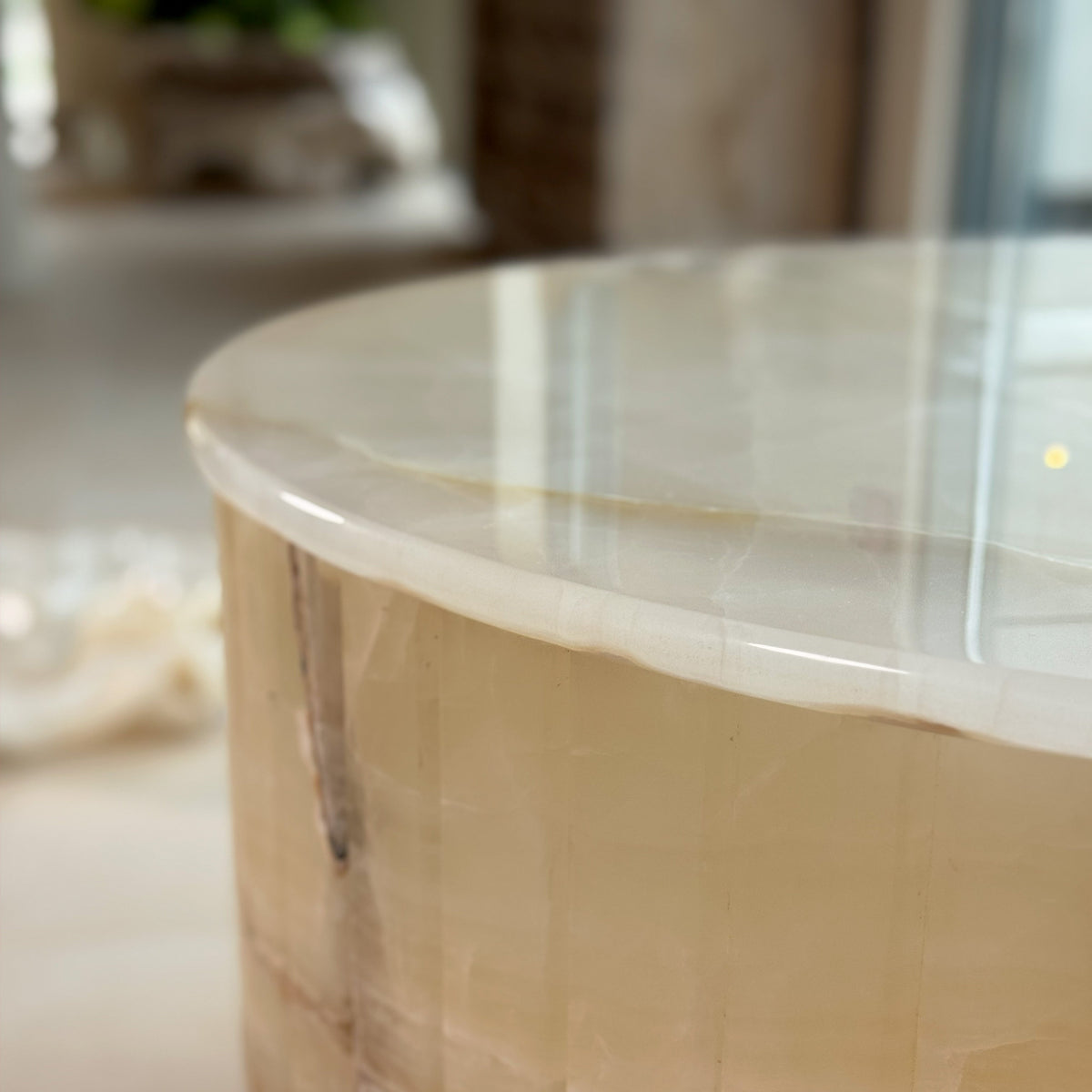 Coffee table in onyx 900 × 900 × 500 mm