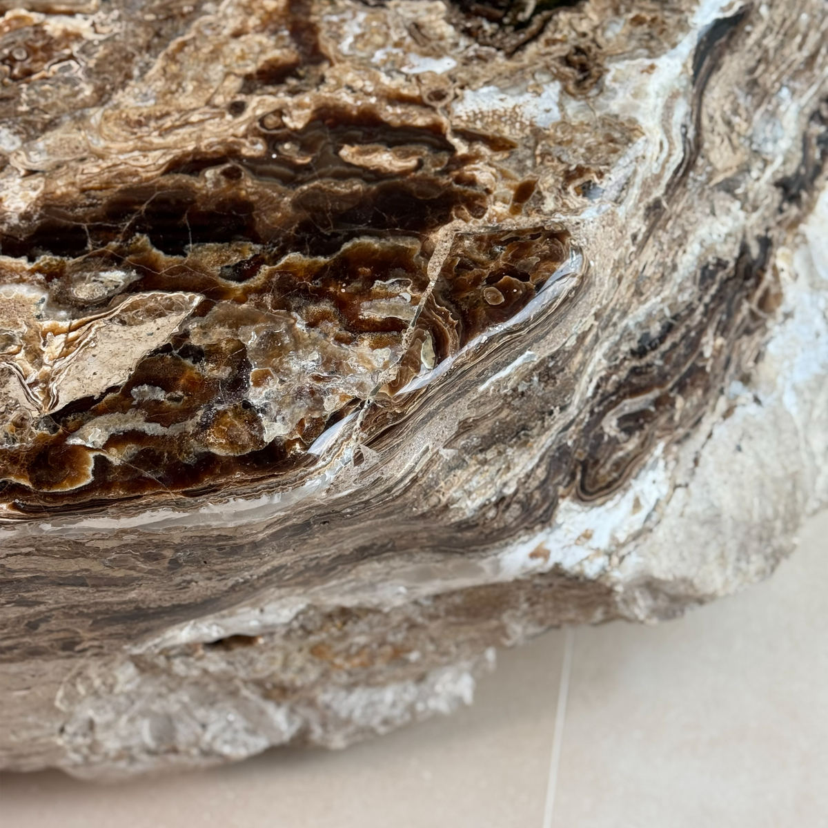Coffee table in onyx 1350 × 1000 × 440 mm