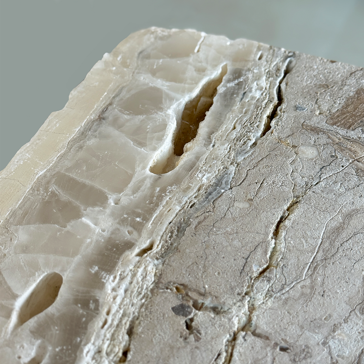 Calcite onyx plinth 450 × 1200 × 450 mm