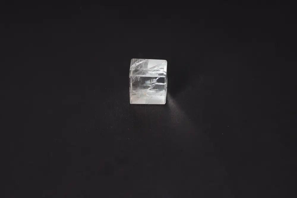 Clear Quartz Cube 3 cm on dark background for harmonizing energy, absorbing negative vibrations, and neutralizing electromagnetic radiation.