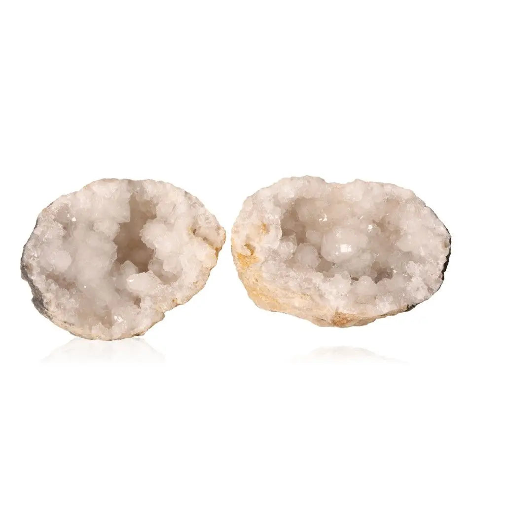 Open quartz geode showcasing sparkling milky crystals, weighing 1200-2000g, perfect for home decor and natural beauty appreciation.