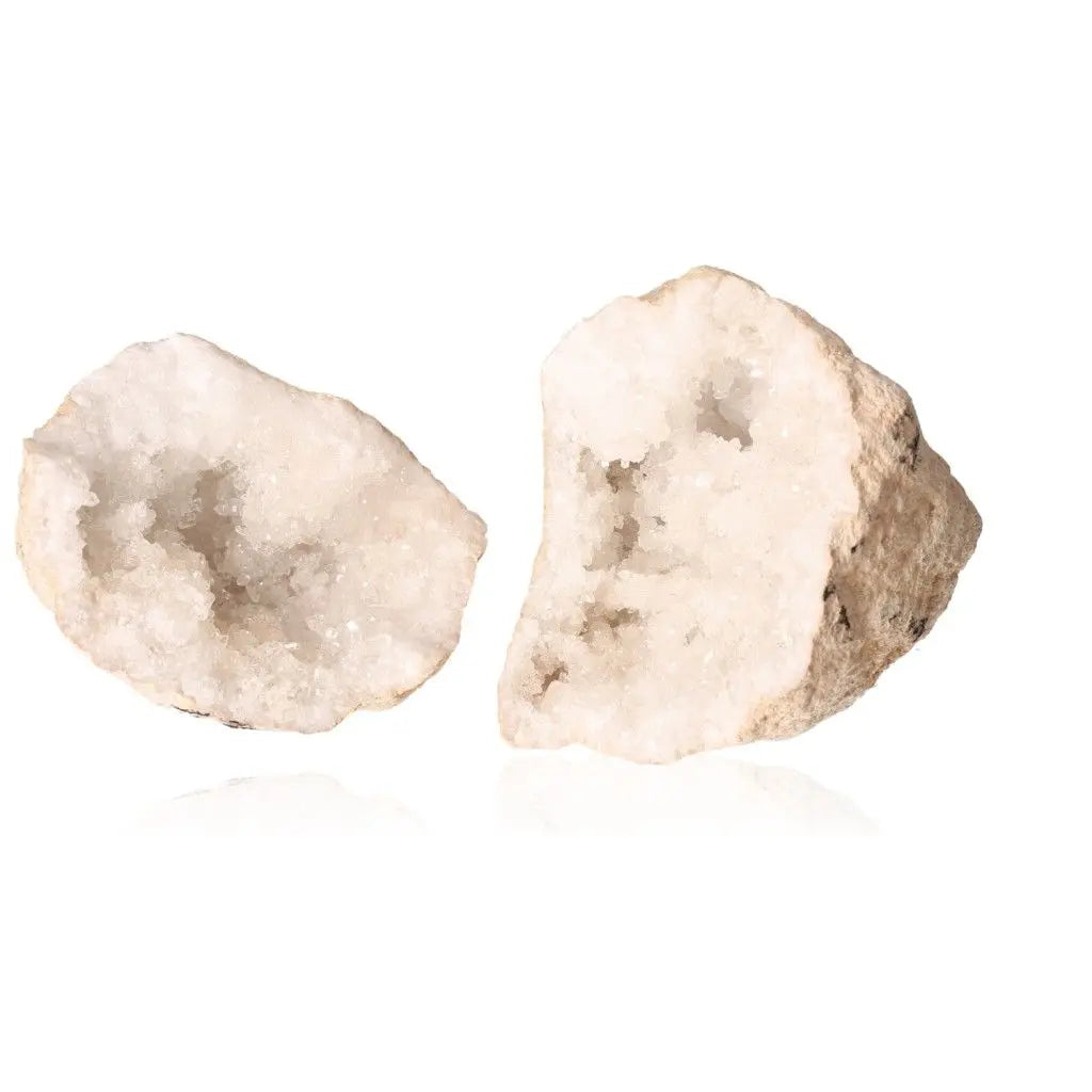 Quartz geode with cloudy white crystals, weighing 1200-2000g, offering serenity and strength. A natural display of beauty and energy.