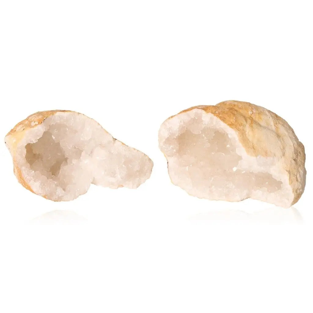Split Quartz Geode showcasing sparkling white crystals, weighing 400-600g, highlighting its natural beauty and elegance.