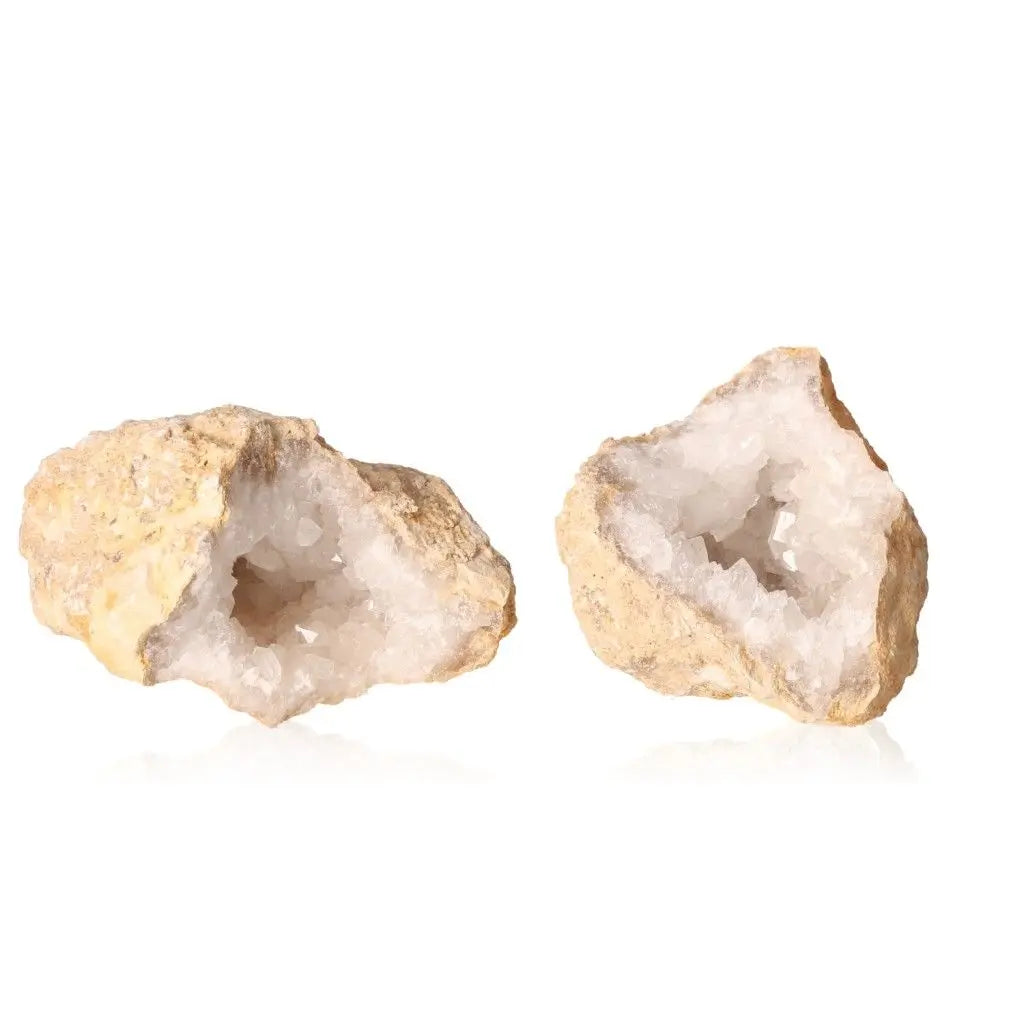 Open quartz geode with cloudy white crystals, weighing 700-900g.