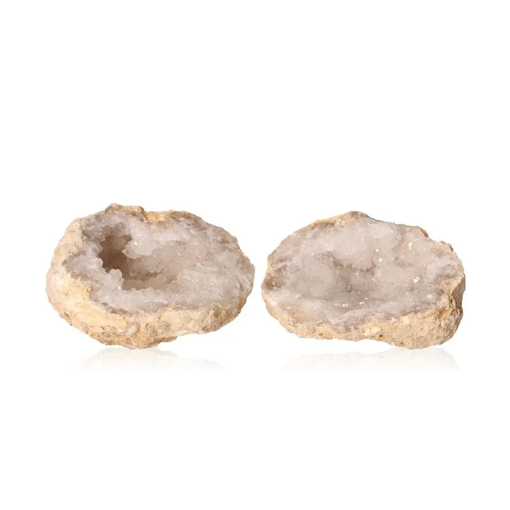 Quartz geode with sparkling white crystals, highlighting its natural allure and transformative energy, weight 700-900g, perfect for decor.
