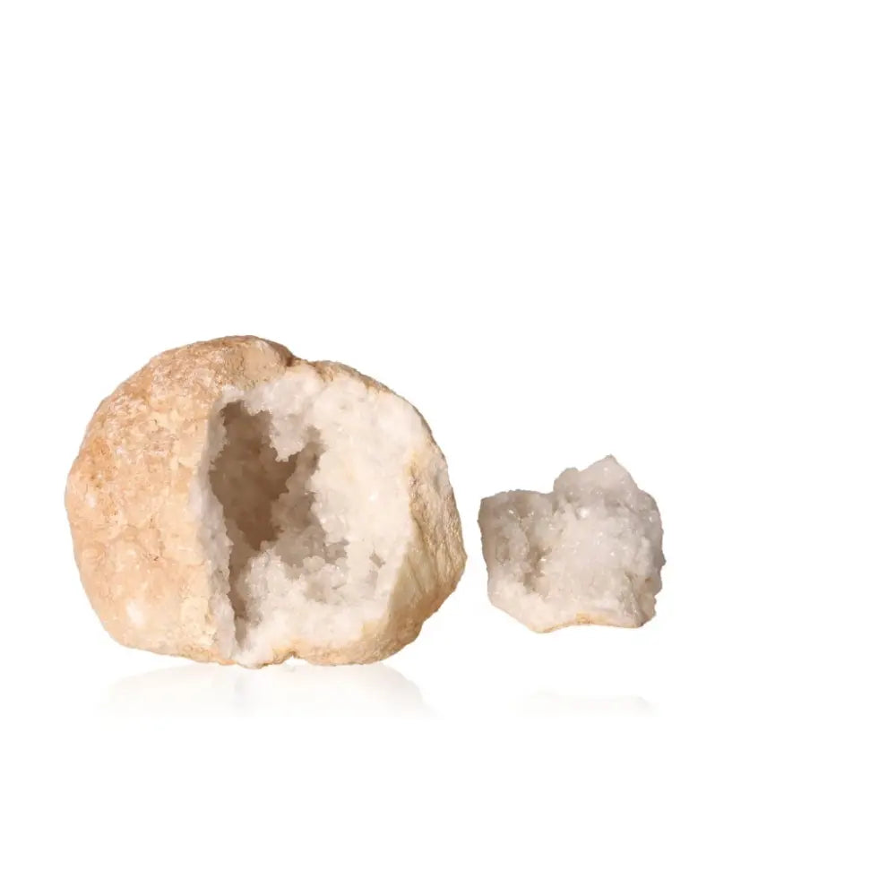 Quartz geode split open, revealing sparkling cloudy crystals inside, weighing between 700-900g, perfect for focus and serenity.