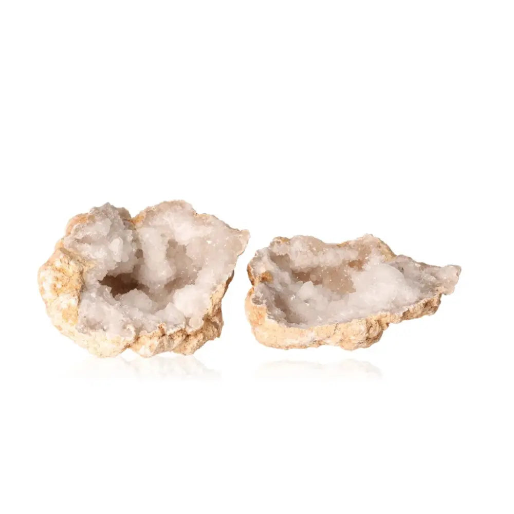 Open quartz geode displaying sparkling milky white crystals, weighing between 700-900g, ideal for energy amplification and tranquility.