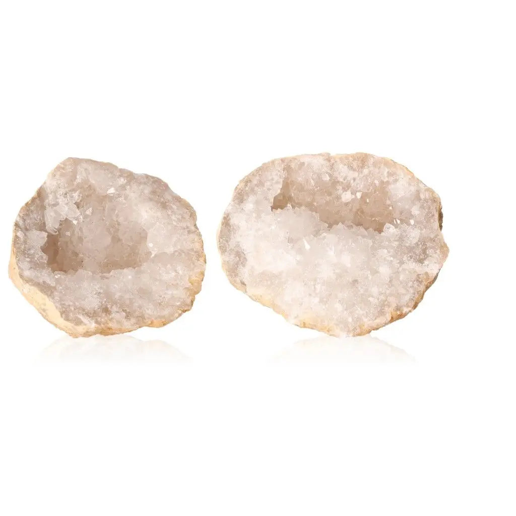 Quartz Geode with sparkling white crystals, 700-900g, revealing natural beauty and amplifying energy for decor and tranquility.