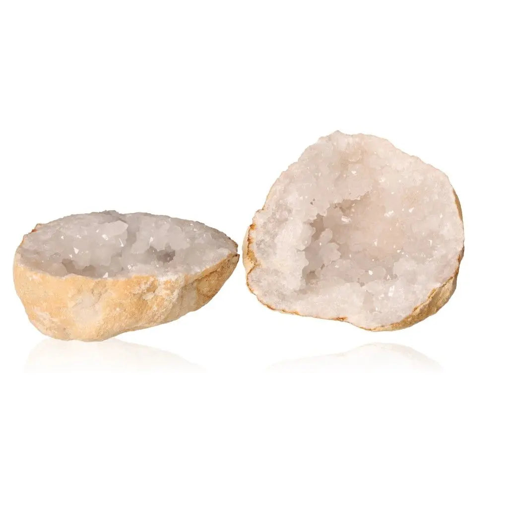 Open quartz geode revealing sparkling white crystals inside, weighing 900-1200g, symbolizing natural beauty and transformative energy.