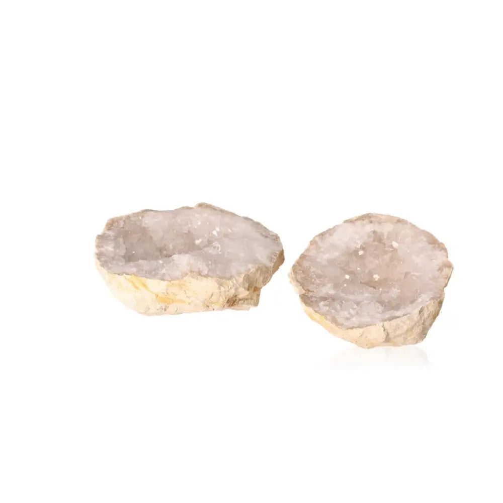Open quartz geode showcasing cloudy white crystals and rugged exterior, weighing 900-1200g for energy amplification and tranquility.