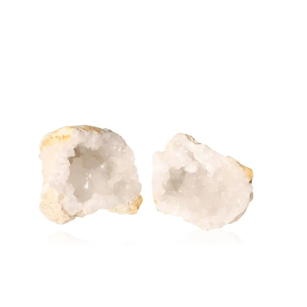 Open quartz geode displaying its stunning crystal interior, weight range 900-1200g, perfect for spiritual and physical spaces.