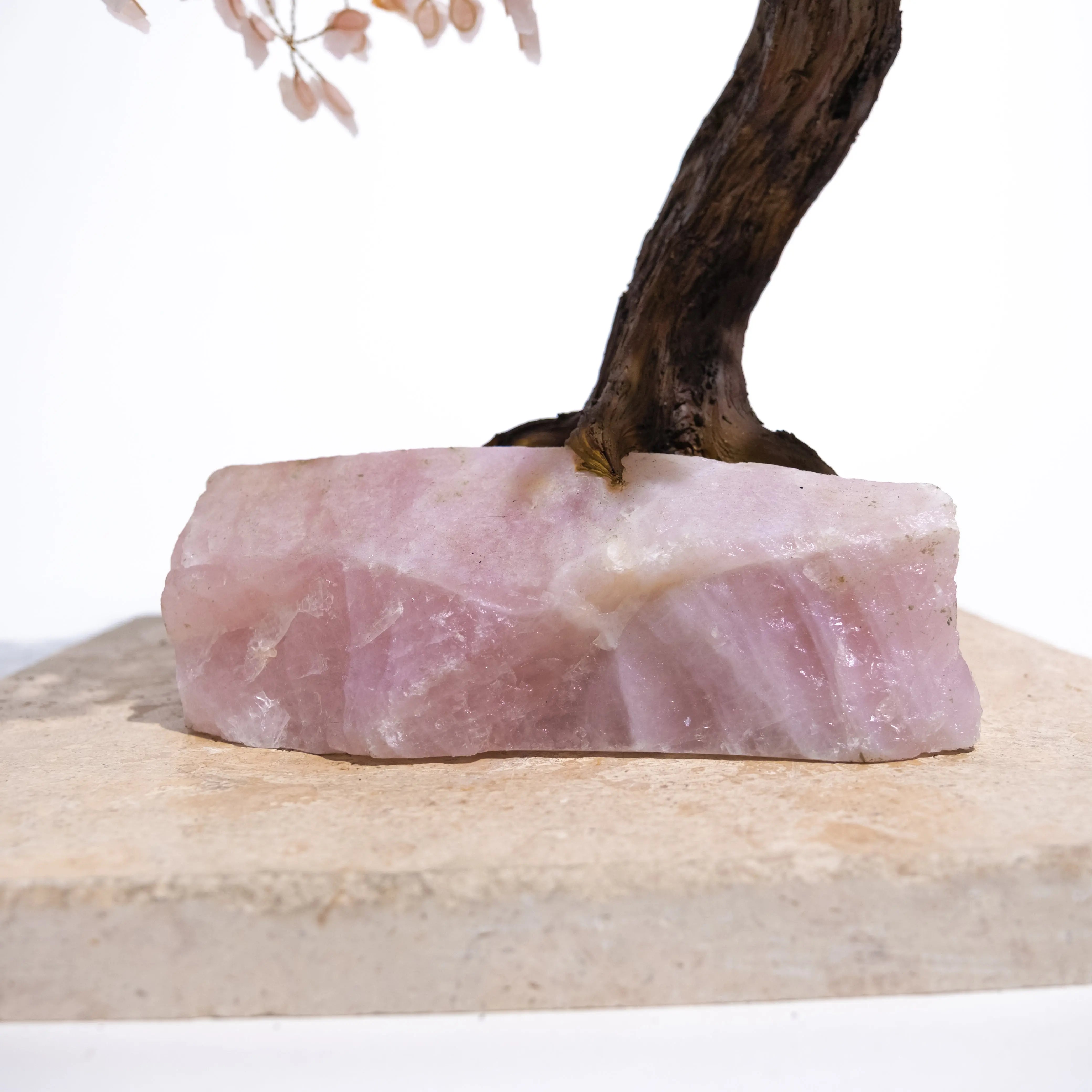 Close-up of quartz crystal base for a 55 cm bonsai tree, featuring handcrafted wire branches, ideal for home décor and positive energy.