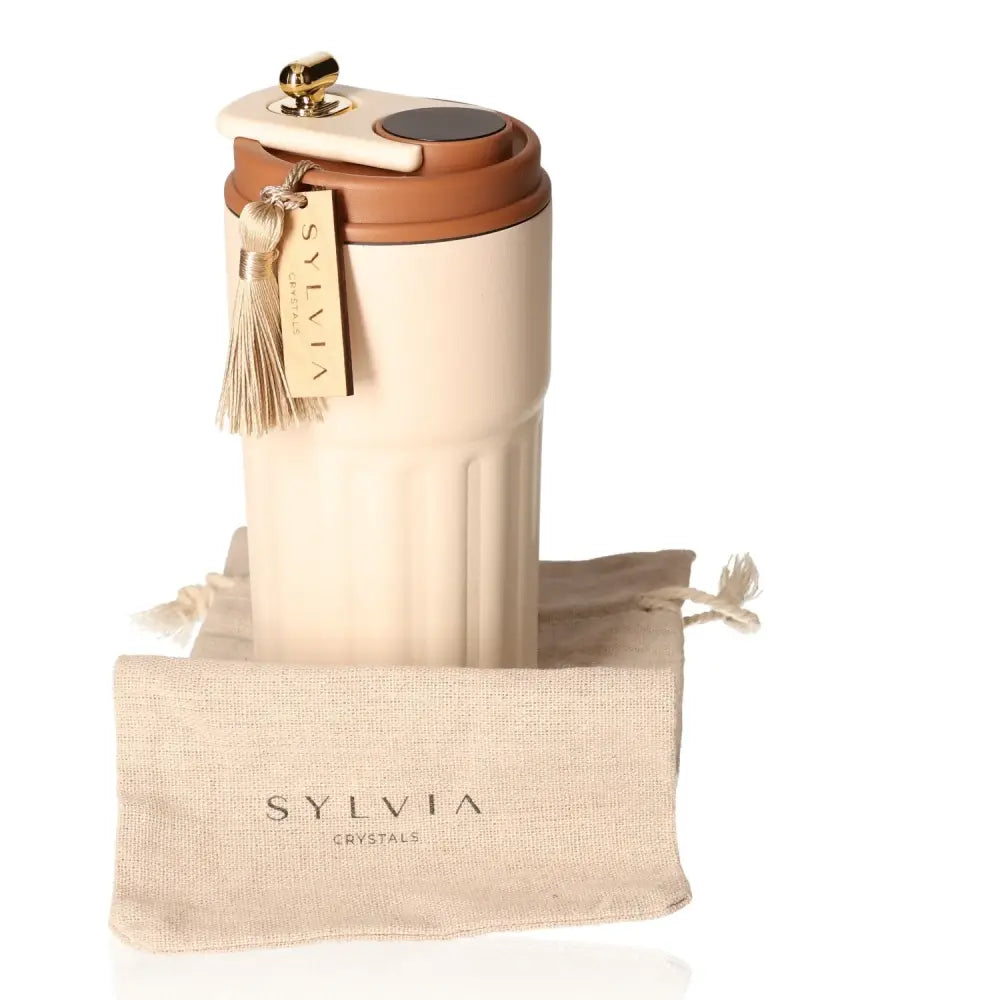 Elegant thermal mug with temperature display and tassel, accompanied by a branded cloth bag. Ideal for hot and cold beverages.