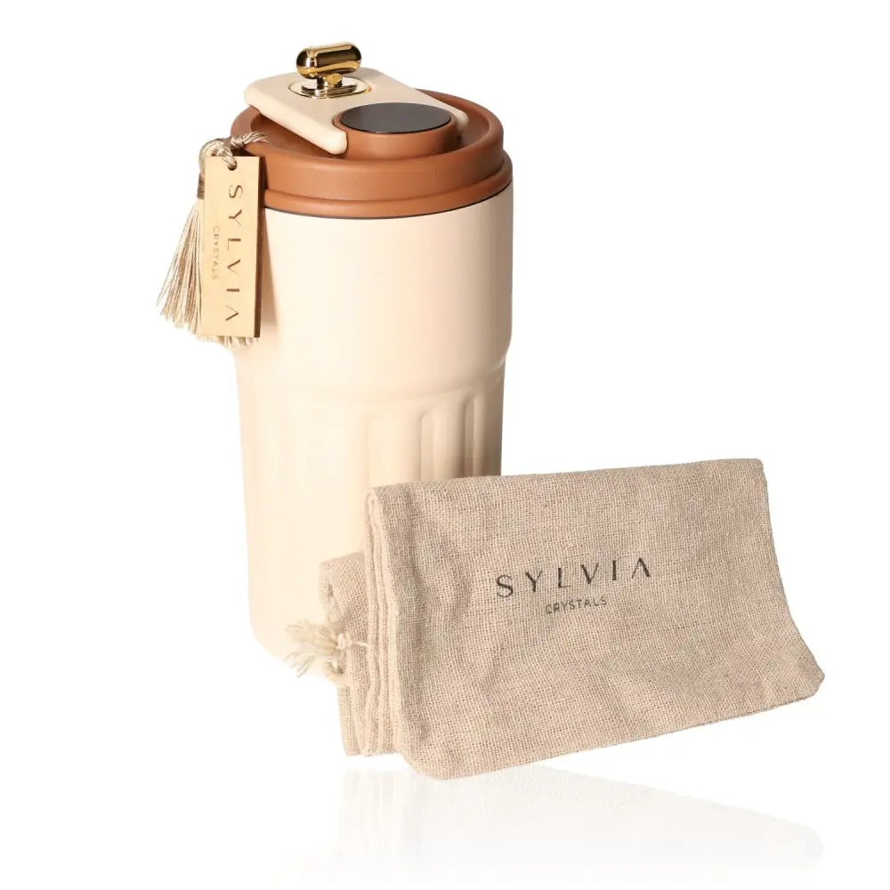 Elegant 450ml thermal mug with a temperature-monitoring LED display, accompanied by a stylish pouch, perfect for hot and cold drinks.