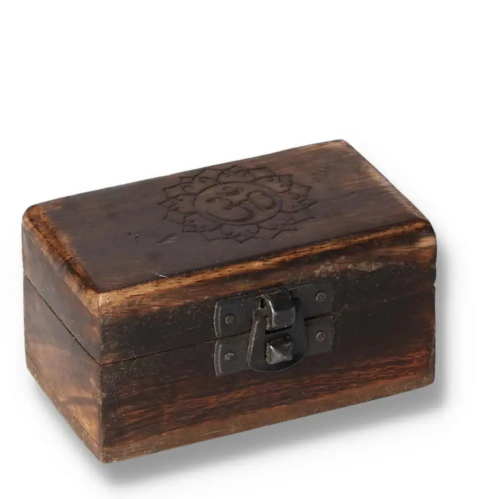 Wooden pill box with carved design, dimensions 9x5x4cm, featuring a metal latch, ideal for storing small items.
